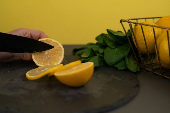 Las propiedades del jugo de limón ayudan a eliminar olores.