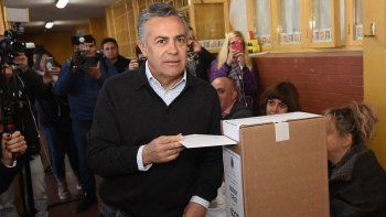Alfredo Cornejo, gobernador de Mendoza, al momento de votar.