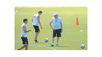 La estampa de Alfio Basile en el primer entrenamiento de Racing, en lo que es su quinto retorno como DT de la Academia.