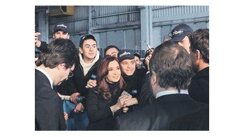 Luego de un discurso en el que recomendó a España no realizar ajustes para salir de la crisis, Cristina de Kirchner saludó a los empleados de la fábrica de lavarropas de Mabe, en Haedo, que inauguró personalmente.