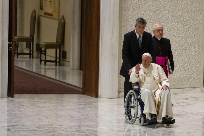 El papa Francisco debió usar una silla de ruedas.