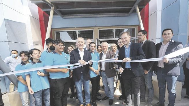 Contrastes. El Frente de Todos cordobés, con la confirmación el lunes de que llevarán “listas propias” de candidatos a los comicios locales. No estuvo Martín Gill, quien se mostró ayer con Juan Schiaretti en Villa María.