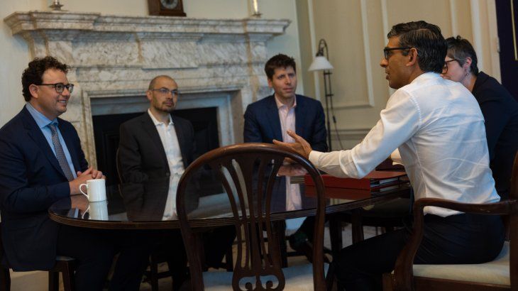 El diálogo global sobre la IA, en 10 Downing Street con Rishi Sunak, discutiendo los riesgos y oportunidades de la inteligencia artificial generativa para la economía mundial. El diálogo global sobre la IA, en 10 Downing Street con Rishi Sunak, discutiendo los riesgos y oportunidades de la inteligencia artificial generativa para la economía mundial.