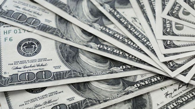 El dólar CCL baja, pero se encamina a marcar fuerte suba semanal de más de $100.