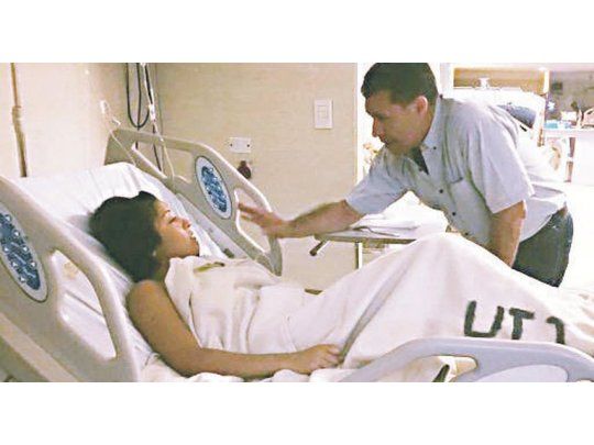 Visita. El gobernador Sergio Casas estuvo ayer en el hospital donde se encuentran internados los cadetes..
