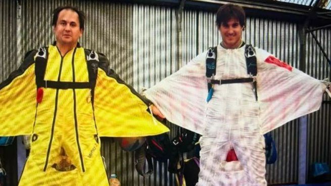 Carlos Suárez (dcha.) posa con el wingsuit junto a su amigo Manolo Chana, fallecido hace 15 años practicando salto BASE, lo mismo que praticaba él este martes cuando falleció en uin aeródromo de Toledo.