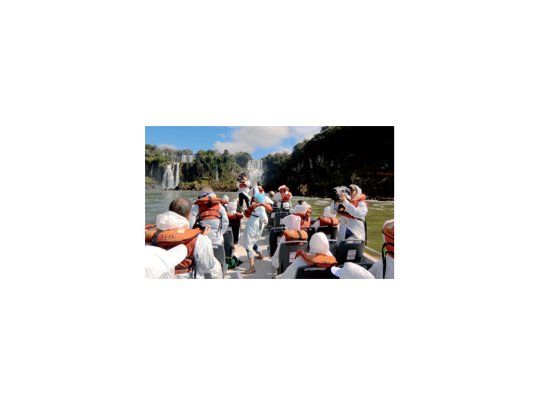 Una de las mayores aventuras turísticas es tomar uno de los botes que llevan a ducharse bajo las estrepitosas cataratas.