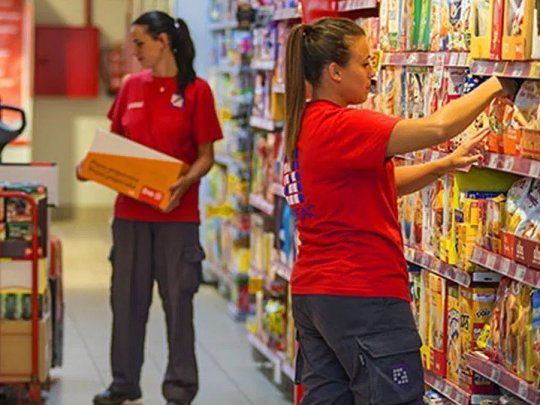Los trabajos de respositores en los supermercados son muy demandados en medio de la pandemia.