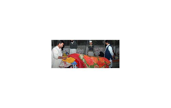 Al menos 160 muertos y miles de heridos deja fuerte sismo en Pakistán