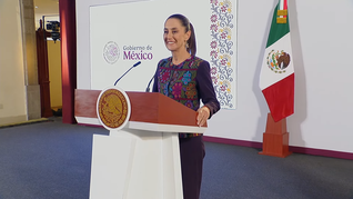 Claudia Sheinbaum brinda una nueva Mañanera del Pueblo desde el Palacio Nacional.