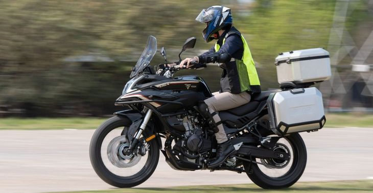 Motocicleta de mayor cilindrada orientada a viajes y uso rutero, con postura erguida, equipamiento para largas distancias y foco en confort, estabilidad y desempeño sostenido Motocicleta de mayor cilindrada orientada a viajes y uso rutero, con postura erguida, equipamiento para largas distancias y foco en confort, estabilidad y desempeño sostenido