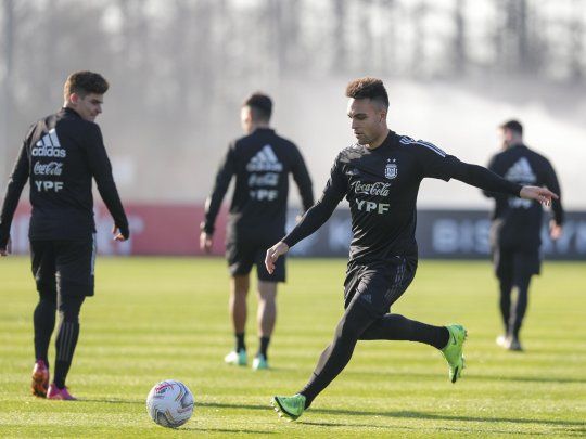 La selección argentina entrenó doble turno en el predio de Ezeiza pero Scaloni no definió el equipo.&nbsp;
