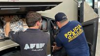 El G.R.I.A. realizó una minuciosa inspección de los equipajes.