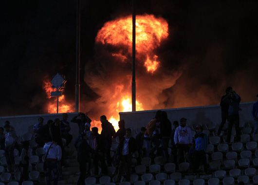 Explosión detrás de una de las tribunas del estadio en Port Said.