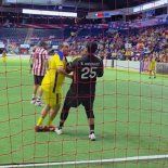 Cuauhtçemoc Blanco lo hizo otra vez. Como en octubre pasadio, cuando agredió a Alberto Venado Medina, ahora hizo lo mismo con el portero de Chivas Sergio Rodríguez en el Clásico de Leyendas. Cuauhtçemoc Blanco lo hizo otra vez. Como en octubre pasadio, cuando agredió a Alberto Venado Medina, ahora hizo lo mismo con el portero de Chivas Sergio Rodríguez en el Clásico de Leyendas.