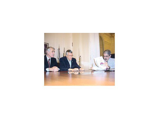 En medio del tironeo, el gobernador de San Juan, José Luis Gioja, y su ministro de Hacienda, Aldo Molina, se reunieron ayer con el jefe de Gabinete, Aníbal Fernández.