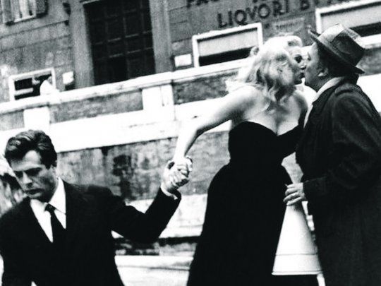 la dolce vita. Fellini besa a Anita Ekberg y Mastroianni la lleva de la mano en un alto del rodaje de la c&eacute;lebre escena en la Fontana de Trevi.