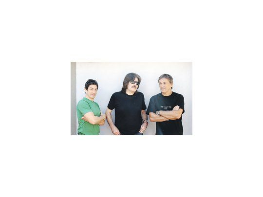 El formidable trío que conforman Lito Epumer, Machi Rufino y Cristian Judurcha tuvo en el percusionista Facundo Guevara y el pianista Mario Parmisano, un complemento perfecto.
