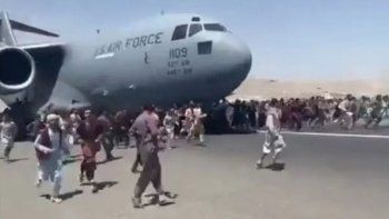 la desesperacion en afganistan: se cuelgan de los aviones para huir de kabul