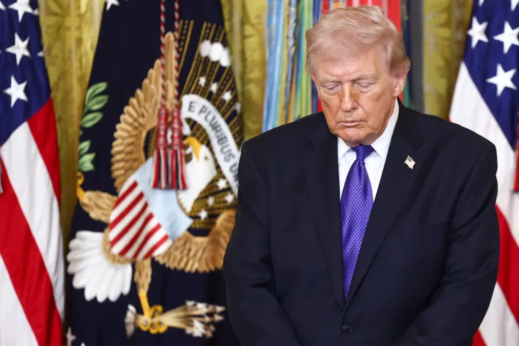 Hasta ahora Donald Trump no ha podido mostrar ninguna prueba concreta sobre el pelifgrto inmediato de un ataque con misiles o nuclear por parte de Iran. Al borde de repetir los de las “armas de destrucción masiva” que se utilizó para la invasion a Iraq, podria reptir la suerte de Busch que terminó siendo uno de los presidentes mas despreciados por los norteamericanos. Hasta ahora Donald Trump no ha podido mostrar ninguna prueba concreta sobre el pelifgrto inmediato de un ataque con misiles o nuclear por parte de Iran. Al borde de repetir los de las “armas de destrucción masiva” que se utilizó para la invasion a Iraq, podria reptir la suerte de Busch que terminó siendo uno de los presidentes mas despreciados por los norteamericanos.