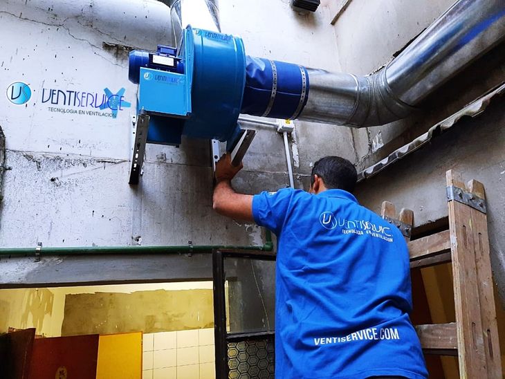 Oficio en acción. Instalación de un sistema de ventilación, con personal propio y respaldo técnico como parte central del trabajo. Oficio en acción. Instalación de un sistema de ventilación, con personal propio y respaldo técnico como parte central del trabajo.