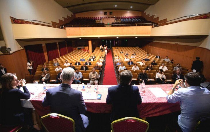Kicillof recibió a los intendentes en el teatro Metro de La Plata.