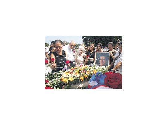 Ofelia Acevedo, viuda y compañera de militancia de Oswaldo Payá, deja una rosa en la tumba de su esposo, fallecido en un supuesto accidente el domingo.