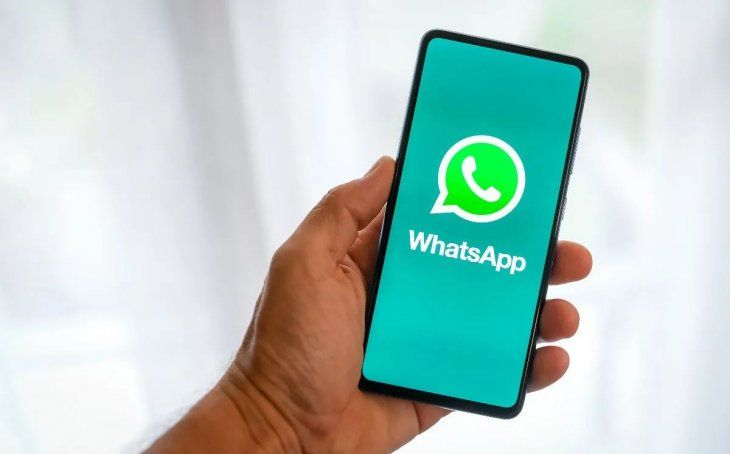 WhatsApp tiene en la configuració una opción para no descargar las fotos en el almacenamiento del celular.