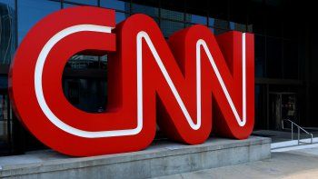 crisis en la cnn: renuncio el ceo de la cadena en medio de las criticas
