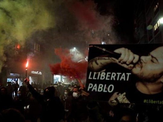 Tensión en España: nuevas protestas por la detención del rapero Pablo Hasél.