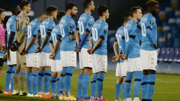 culto al 10. Los once titulares del Nápoles, en el campo de juego del San Paolo, y cientos de napolitanos en las afueras y alrededores del estadio se congregaron para despedir con emoción y color a Maradona.&nbsp;