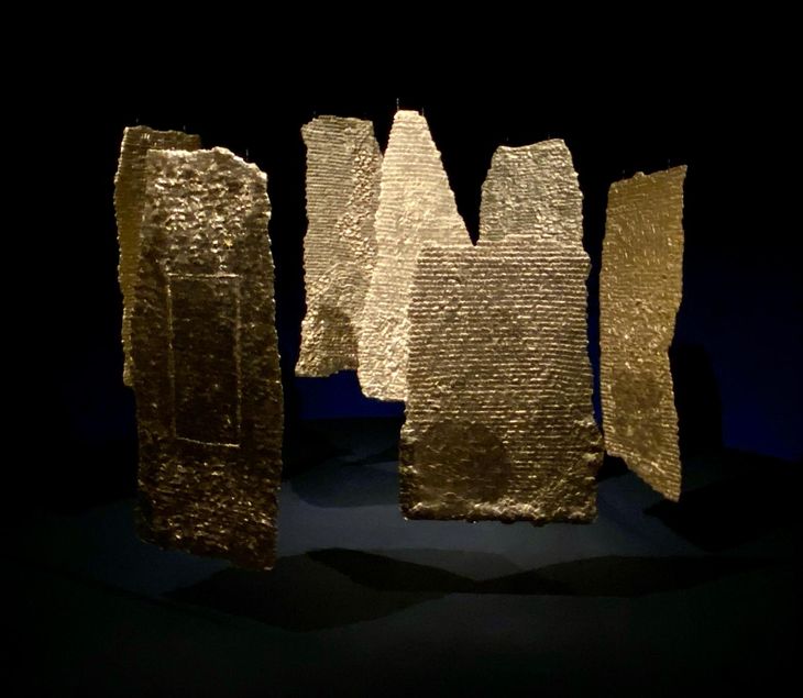 Piezas doradas iniciadas en 1996, rígidas y cubiertas con gesso, acrílico y hojas de oro, que remiten a mitos y culturas americanas ancestrales. Piezas doradas iniciadas en 1996, rígidas y cubiertas con gesso, acrílico y hojas de oro, que remiten a mitos y culturas americanas ancestrales.