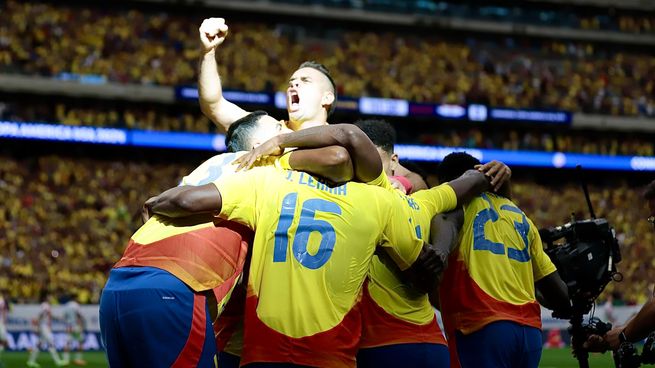 Con el fútbol excelso de James Rodríguez, cómplice imprescindible en los goles, Colombia empezó con el pie derecho la Copa América.