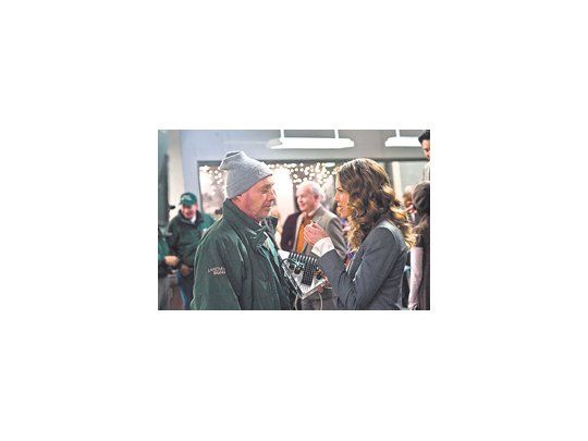 Héctor Elizondo cumple una buena pero demasiado breve actuación en «Año nuevo», film coral sensiblero y falto de ingenio que desaprovecha un elenco envidiable.