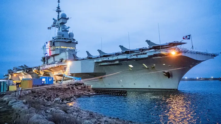 El navío español se unirá al portaaviones francés Charles de Gaulle. El navío español se unirá al portaaviones francés Charles de Gaulle.
