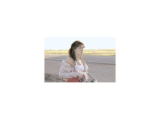 La misma Ana Katz protagoniza casi excluyentemente y con muybuenos recursos «Una novia errante», comedia menor de la autoray directora en relación a su obra anterior.