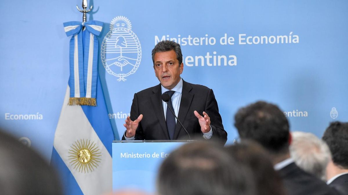 What announcements will Sergio Masa make during negotiations with the IMF?