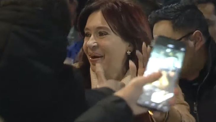 El momento de la llegada de Cristina Kirchner a su domicilio en Recoleta.&nbsp;