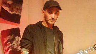 Nahuel Niz, el músico de una banda punk platense que murió mientras tocaba en un bar. Nahuel Niz, el músico de una banda punk platense que murió mientras tocaba en un bar.