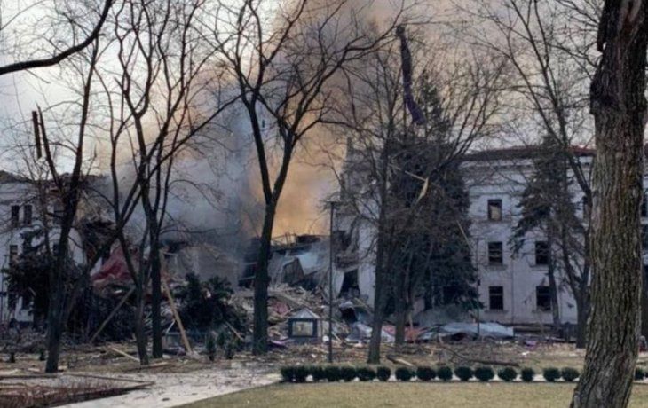 Imagen del teatro de Mariúpol tras el bombardeo.