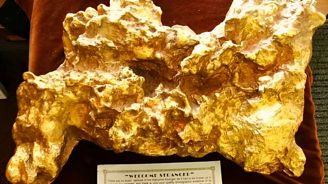 En Australia se ecnontró la pepita de oro más grande del mundo.