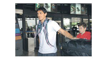 Nicolás Burdisso, a su llegada a Ezeiza para disputar los partidos de las Eliminatorias. Jugó con Bolivia y, después, ante Colombia, sufrió la grave lesión.