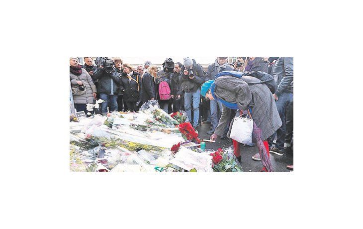 ámbito.com | Cientos de parisinos llevaron flores y encendieron velas en el frente de la redacción del semanario satírico para homenajear a los periodistas y caricaturistas asesinados el miércoles.