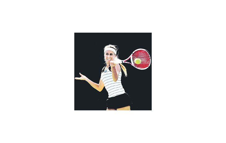 Luego de un flojo primer set, Dulko mejoró y sacó adelante su debut en el torneo colombiano, que hoy la verá en acción nuevamente, en compañía de Paola Suárez.