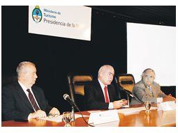 El presidente de AFA, Julio Grondona; el ministro de Turismo, Enrique Meyer, y el director ejecutivo de AFA, José Luis Meiszner, en la presentación de ayer.