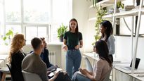 Las 1.000 becas están dirigidas a mayores de 18 años, no nativos en lengua inglesa, nacionales o residentes de 13 países (Alemania, Argentina, Brasil, Chile, Colombia, EEUU, España, México, Perú, Polonia, Portugal, Reino Unido y Uruguay), con un nivel mínimo B1 de inglés.&nbsp;