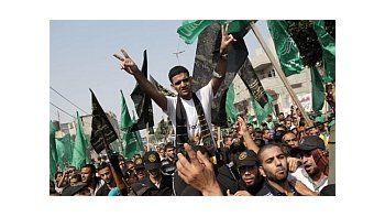 Al Sarsak fue recibido por una multitud en la franja de Gaza.
