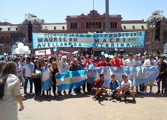 Crónica y fotos de una asunción acalorada en la Plaza de Mayo (foto 8)