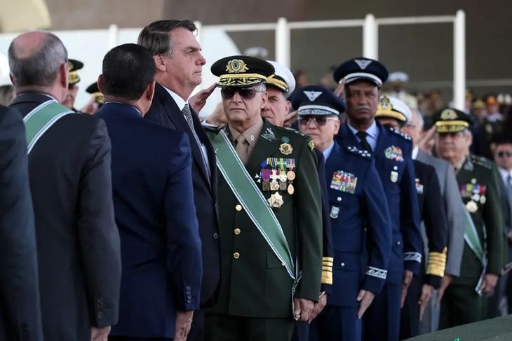 Bolsonaro avanza en su escalada y dice los militares pueden normalizar Brasil