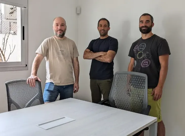 Bruno Ruyu (centro) CEO de Teramot, junto a sus socios Lucas Uzal y Leonardo Ruspini. Bruno Ruyu (centro) CEO de Teramot, junto a sus socios Lucas Uzal y Leonardo Ruspini.